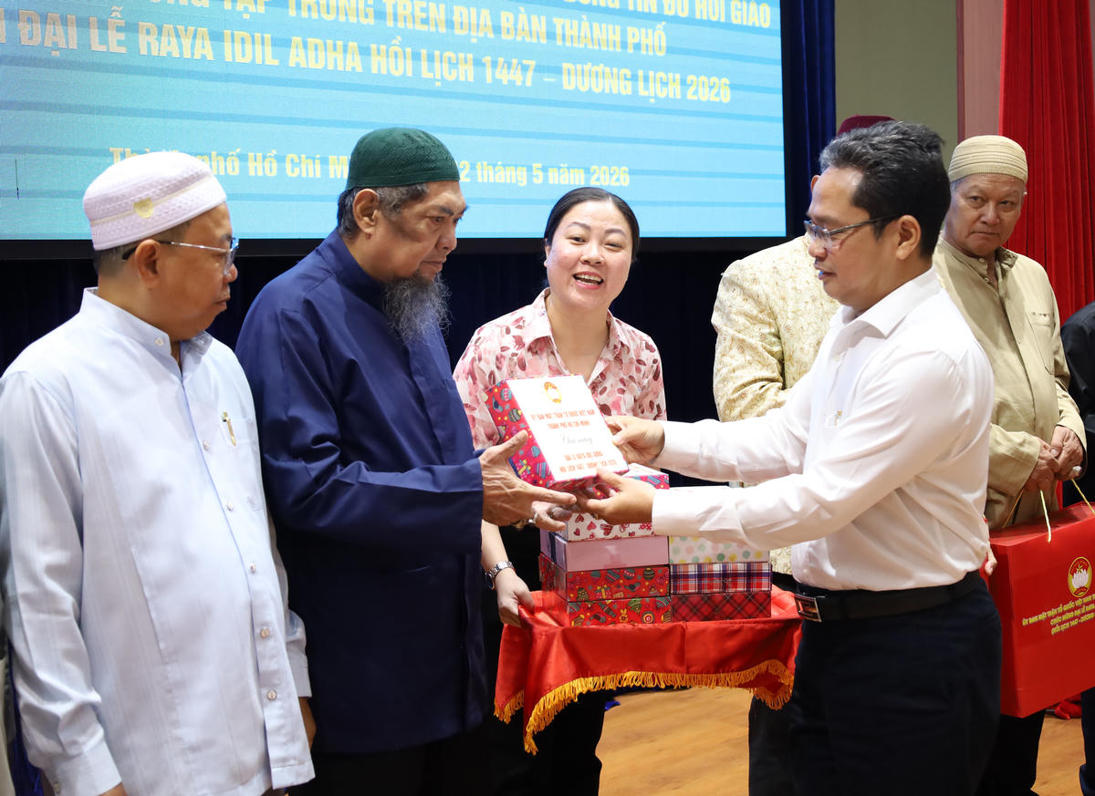 Ông Phạm Minh Tuấn trao quà đến các vị lãnh đạo cộng đồng Hồi giáo thành phố. Ảnh: Q.Đ.