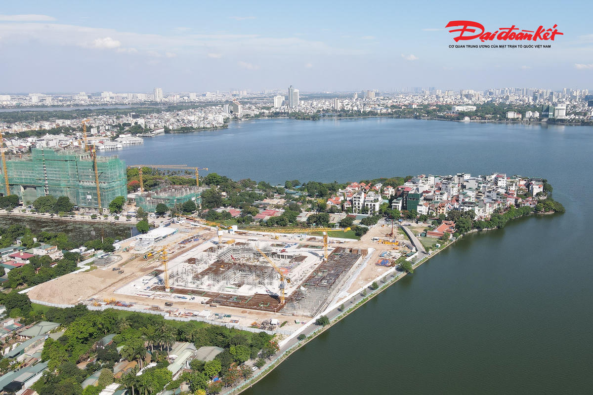 Khán phòng còn lại được thiết kế linh hoạt với hệ thống ghế có thể tháo lắp, đáp ứng khoảng 1.430 chỗ đứng cùng 216 chỗ ngồi tại khu vực ban công. Không gian đa năng này phù hợp tổ chức các chương trình hòa nhạc, biểu diễn nhạc sống và sự kiện văn hóa quy mô lớn, đáp ứng nhu cầu tổ chức nhiều loại hình nghệ thuật hiện đại.