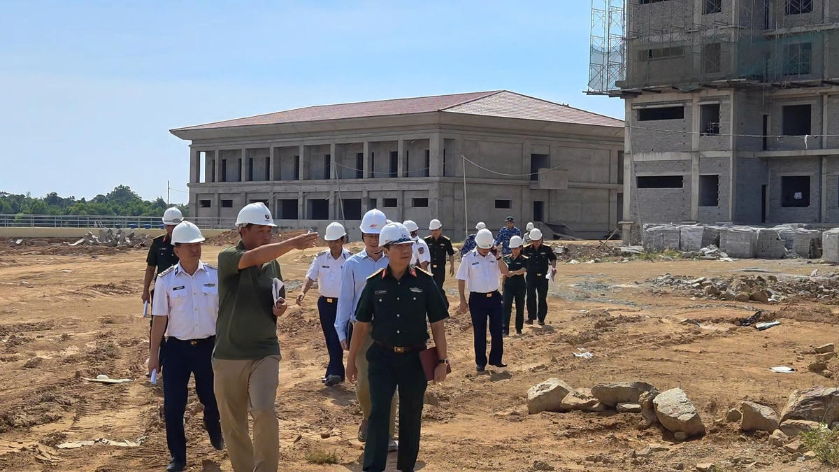 Đoàn công tác kiểm tra thực tế tiến độ thi công các hạng mục thuộc Dự án di chuyển cơ quan Bộ Tư lệnh Vùng Cảnh sát biển 2. Ảnh: CBS 2.