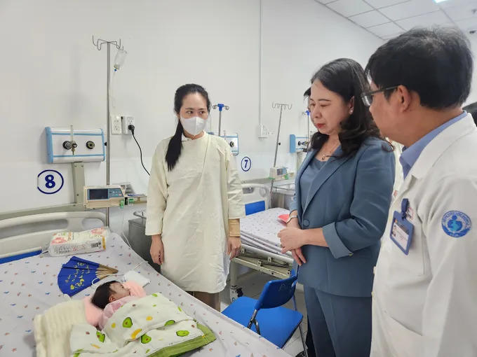 Phó Chủ tịch nước Võ Thị Ánh Xuân thăm trẻ mắc bệnh tim tại Bệnh viện Nhi đồng 1 TP. Hồ Chí Minh. Ảnh: V.L