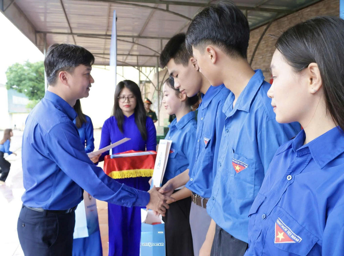 Bí thư Thường trực Trung ương Đoàn Nguyễn Minh Triết tặng quà cho thanh niên.