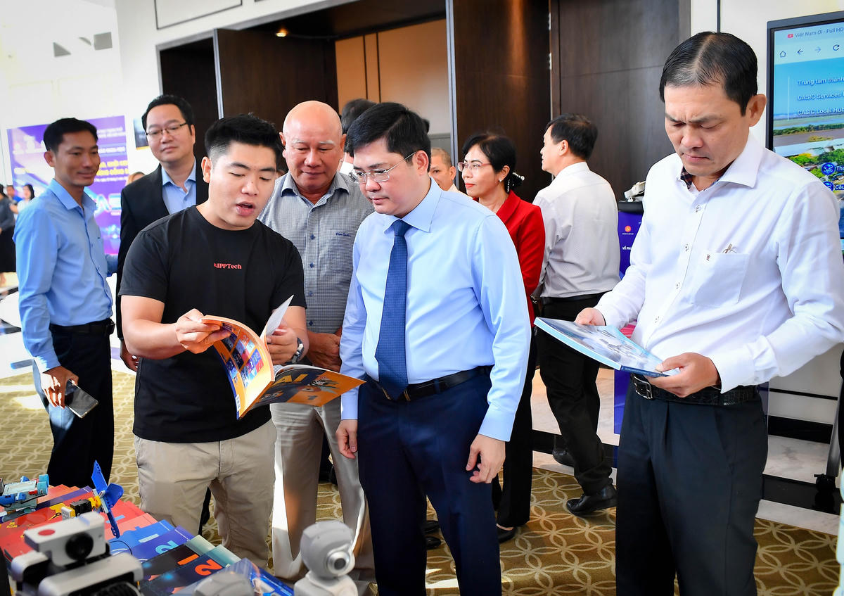 Các đại biểu tham quan các gian trưng bày sản phẩm khoa học công nghệ, đổi mới sáng tạo. Ảnh VD