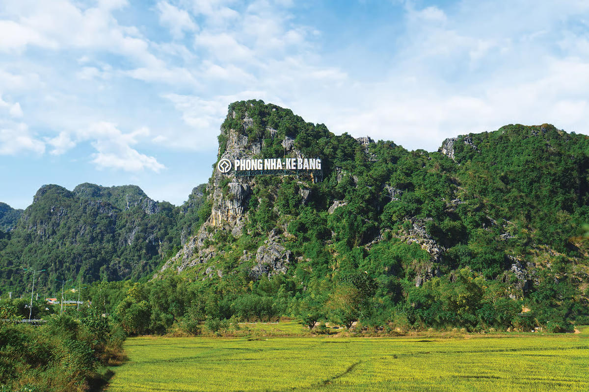 Trước năm 1990, xã Phong Nha (Quảng Trị) vẫn là vùng đất còn nhiều cách trở. Người dân sống chủ yếu dựa vào nghề sơn tràng, vào rừng khai thác lâm sản để mưu sinh. Khi đó, các hang động giữa đại ngàn chỉ được xem là nơi tránh mưa, lấy nước hay xác định phương hướng trong rừng sâu.