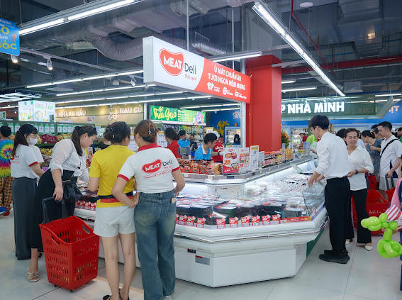 Quầy thịt tươi thu hút đông đảo khách hàng tại siêu thị WinMart.