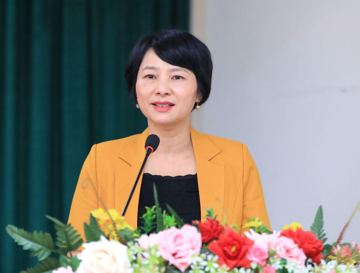 Bà Phạm Thị Phúc, Phó Bí thư Tỉnh ủy, Chủ tịch Ủy ban MTTQ Việt Nam tỉnh Lâm Đồng phát biểu tại buổi tiếp xúc cử tri xã Bảo Thuận.