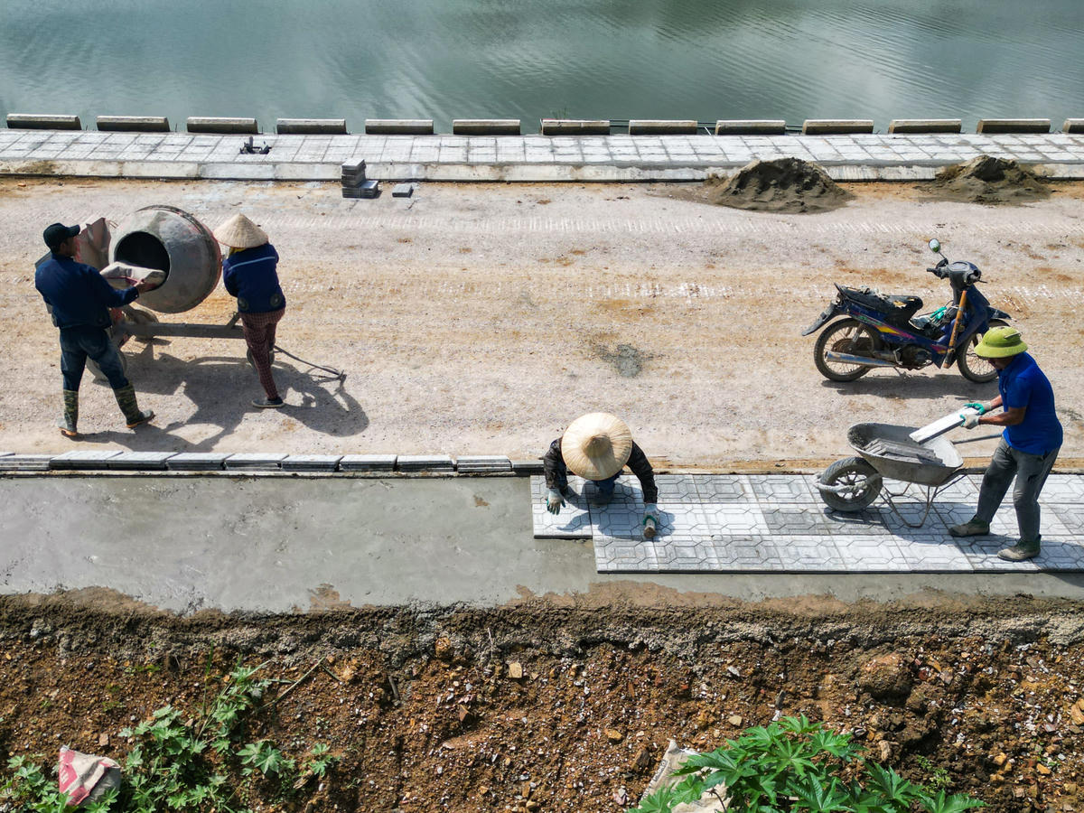 Ông Cao Bát Chí - Giám đốc Ban QLDA và ĐTXD các công trình nông nghiệp và phát triển nông thôn tỉnh, chủ đầu tư dự án khẳng định: 'Hiện, Ban đang theo dõi sát sao và đôn đốc các nhà thầu tập trung cao độ nhân lực, thiết bị tập trung thi công phần kè lát mái, lu lèn mặt đê để chuẩn bị thảm bê tông nhựa, thi công vỉa hè, dựng cột điện và hoàn thiện các hạng mục còn lại'. Ảnh: Đình Minh