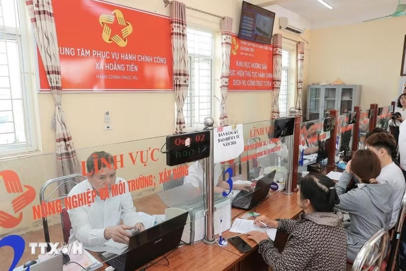 Hoạt động giải quyết thủ tục hành chính tại Trung tâm Phục vụ hành chính công xã Hoằng Tiến (Thanh Hóa). (Ảnh: Minh Quyết/TTXVN).
