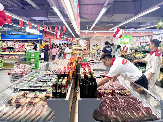 Quầy hàng thịt được sắp xếp gọn gàng, ngăn nắp giúp khách hàng dễ dàng chọn lựa.