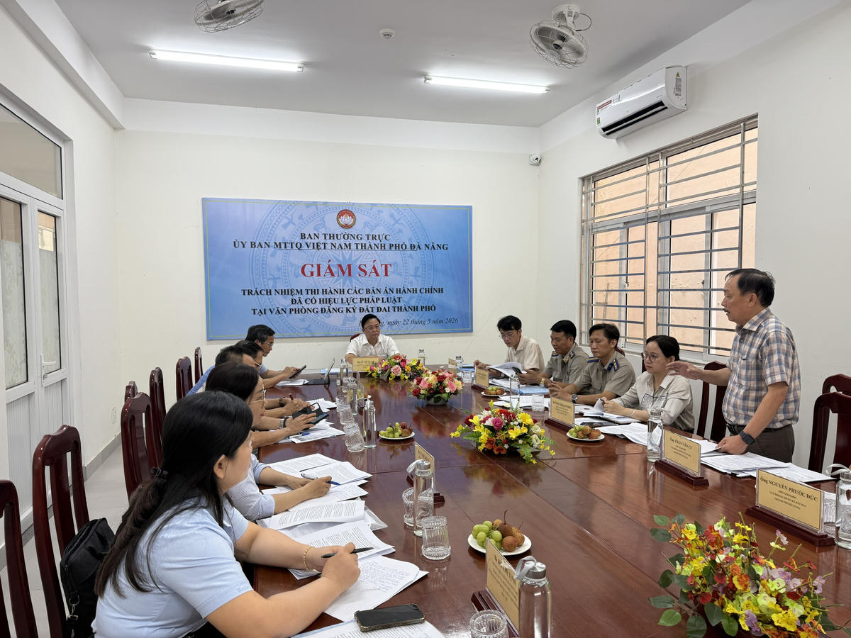 Ông Trần Văn Cư, Phó Giám đốc Văn phòng Đăng ký đất đai báo cáo tại buổi làm việc. Ảnh: Nguyễn Tú.