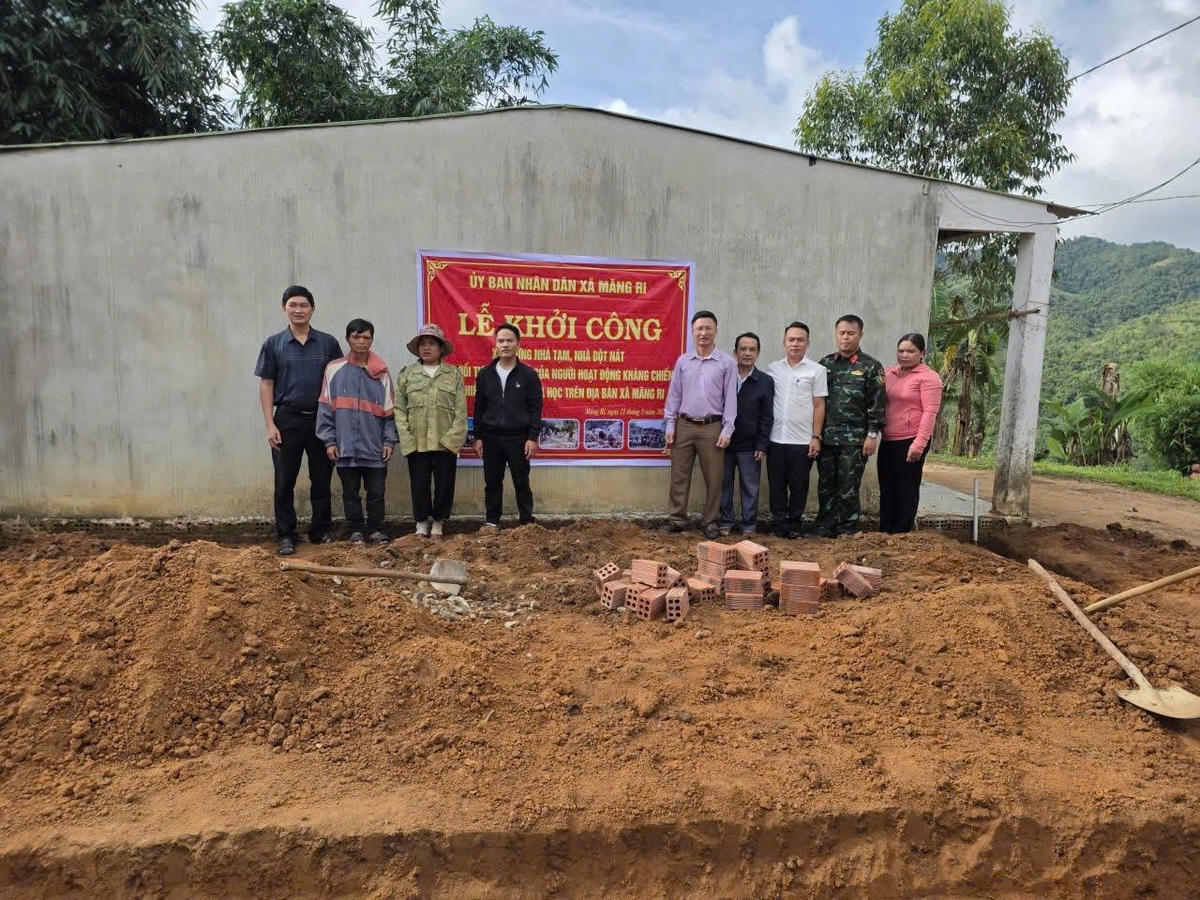 Lãnh đạo xã Măng Ri tổ chức lễ khởi công xây dựng nhà ở cho con của người hoạt động kháng chiến bị nhiễm chất độc hóa học trên địa bàn xã. Ảnh: Bá Tứ.