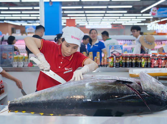 Hải sản tươi được sơ chế ngay tại siêu thị WinMart.