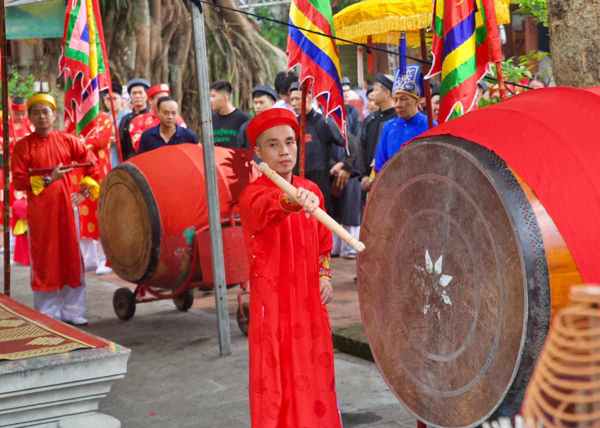Tiếng trống rộn ràng không gian lễ hội.