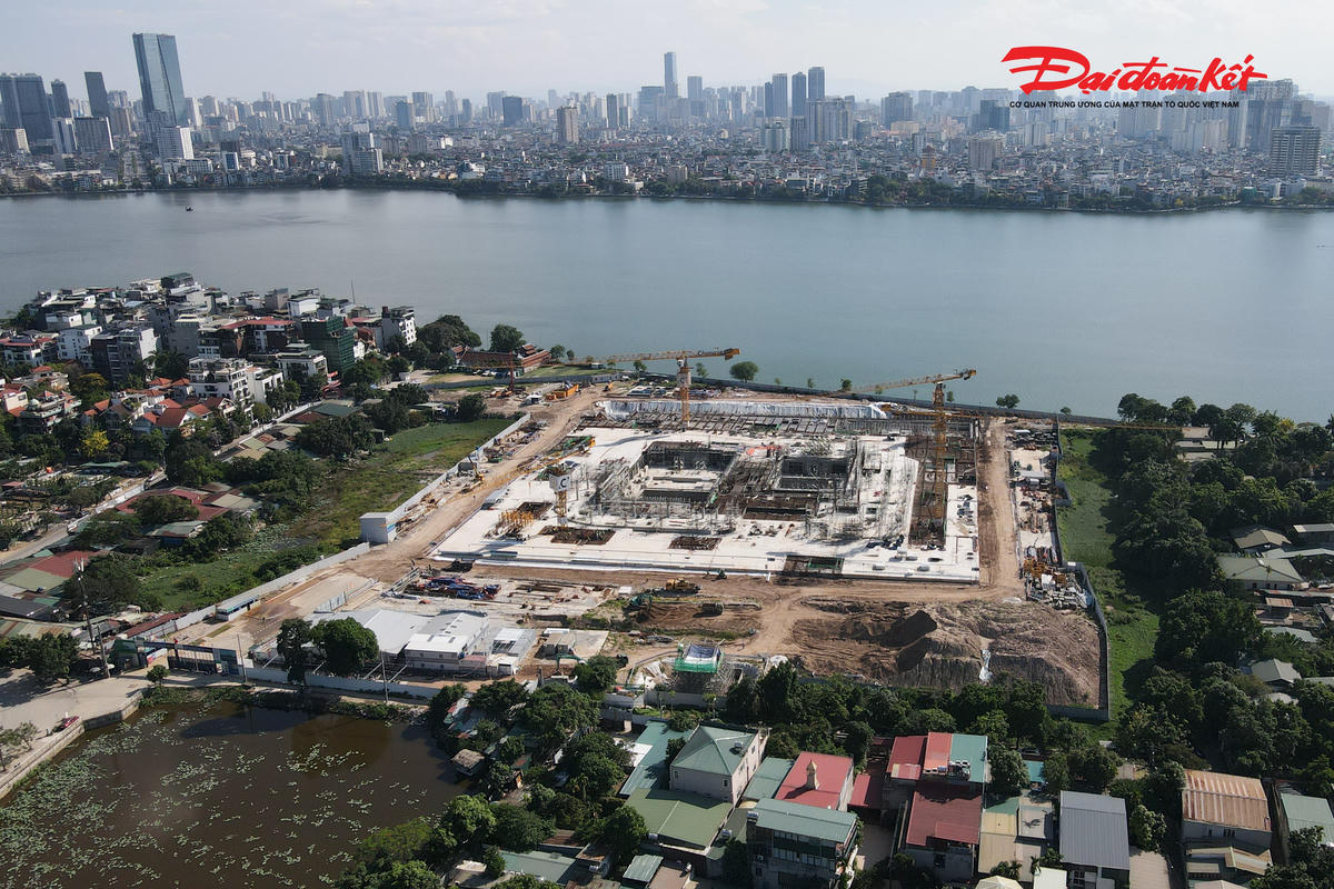 Dự án Nhà hát Opera Hà Nội và Công viên Văn hóa nghệ thuật chuyên đề được khởi công ngày 5/10/2025 trên khu đất rộng khoảng 191.000m2 tại trung tâm bán đảo Quảng An, sở hữu vị trí đắc địa giáp Hồ Tây.