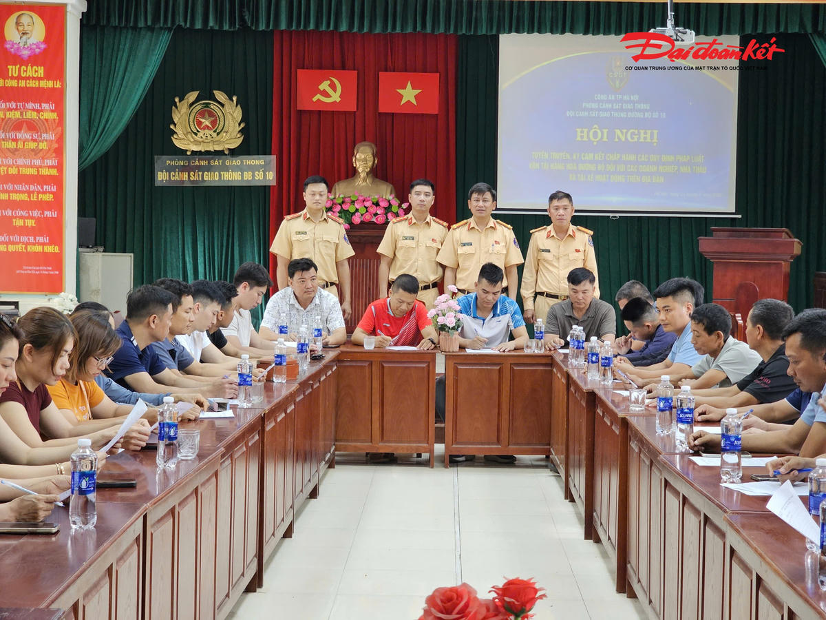 Tại hội nghị, lực lượng chức năng đã phổ biến các quy định mới của pháp luật liên quan đến hoạt động vận tải hàng hóa; đồng thời phân tích các lỗi vi phạm thường gặp và hậu quả có thể xảy ra đối với người điều khiển phương tiện cũng như doanh nghiệp.