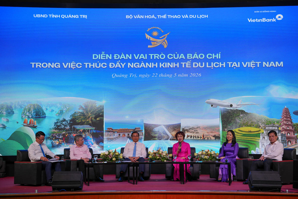 Trong khuôn khổ chương trình, bà Đặng Thị Phương Thảo, Phó Cục trưởng Cục Báo chí, Bộ VH, TT & DL (áo hồng) chủ trì tọa đàm. Ảnh: Đ.V.