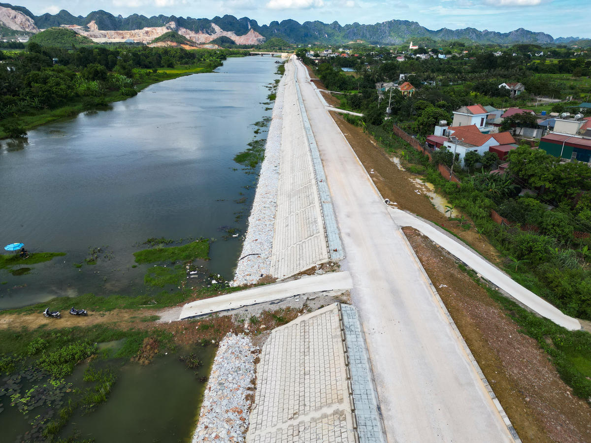 Ngày 23/6/2022, UBND tỉnh Thanh Hóa ban hành quyết định số 2211/QĐ-UBND, phê duyệt dự án đầu tư xây dựng và nâng cấp đê Tam Điệp và cầu Hà Lan, giao Ban quản lý dự án đầu tư xây dựng thị xã Bỉm Sơn (cũ) làm chủ đầu tư. Ảnh: Đình Minh
