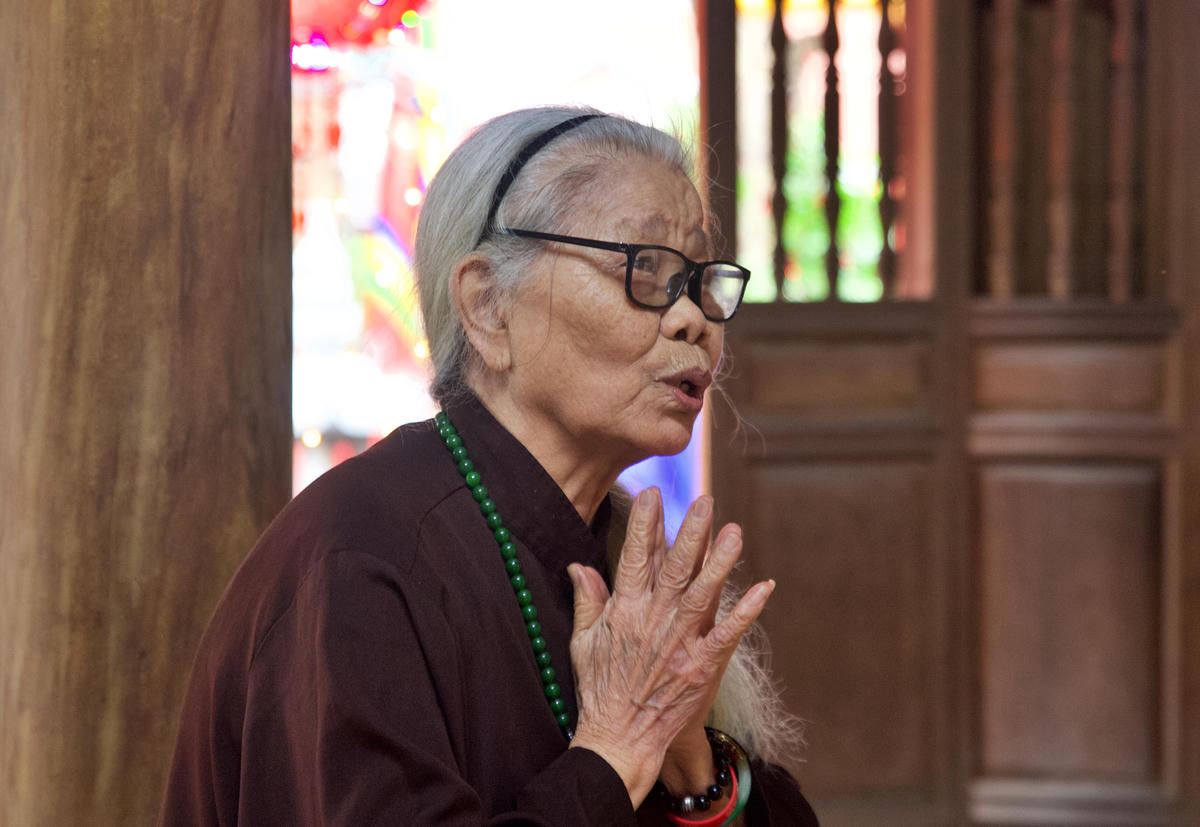 Người dân thành kính tham gia các nghi lễ tâm linh tại lễ hội làng Keo. 