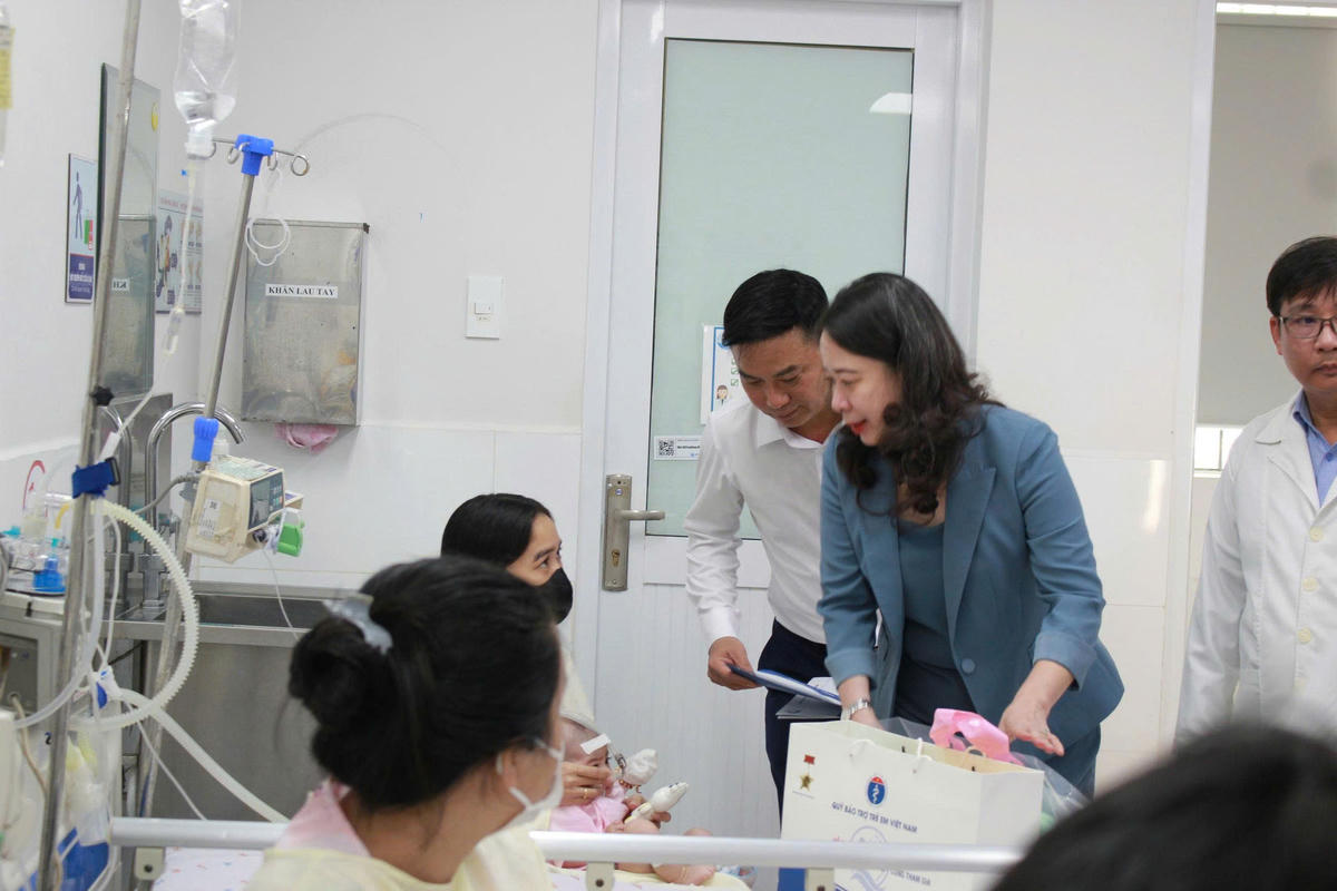 Phó Chủ tịch nước Võ Thị Ánh Xuân tặng quà bệnh nhi nhân Ngày Quốc tế thiếu nhi 1/6. Ảnh: Vương Long
