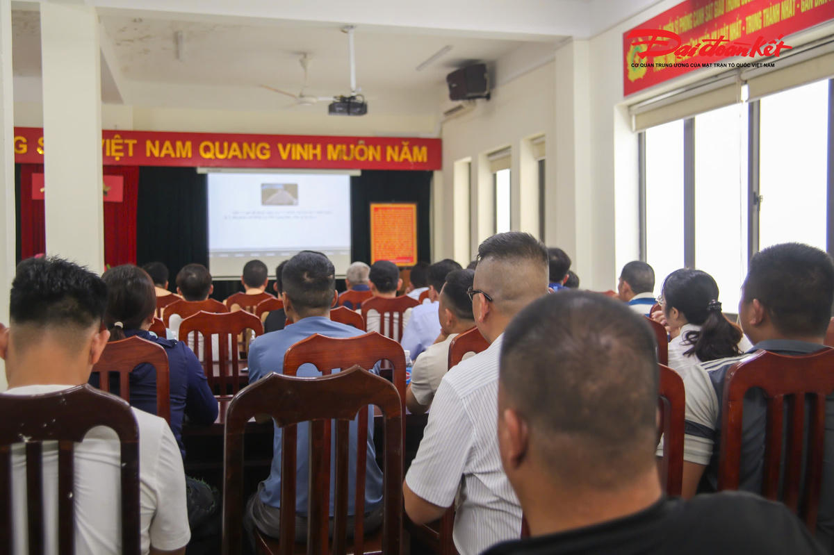 Cũng trong chương trình, lực lượng CSGT đã trình chiếu nhiều video, hình ảnh thực tế về các vụ tai nạn giao thông liên quan đến xe tải, xe container nhằm giúp các doanh nghiệp, lái xe nhận diện rõ nguy cơ mất an toàn khi tham gia giao thông, từ đó nâng cao ý thức chấp hành pháp luật.