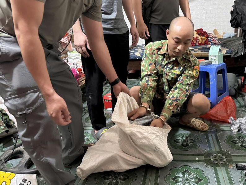Đối tượng Nguyễn Đức Hiệp cùng tang vật. Ảnh: CAHT