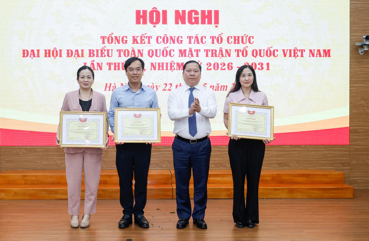 Phó Chủ tịch Nguyễn Phi Long trao tặng Bằng khen cho các tập thể có thành tích xuất sắc trong Đại hội. Ảnh: Quang Vinh.
