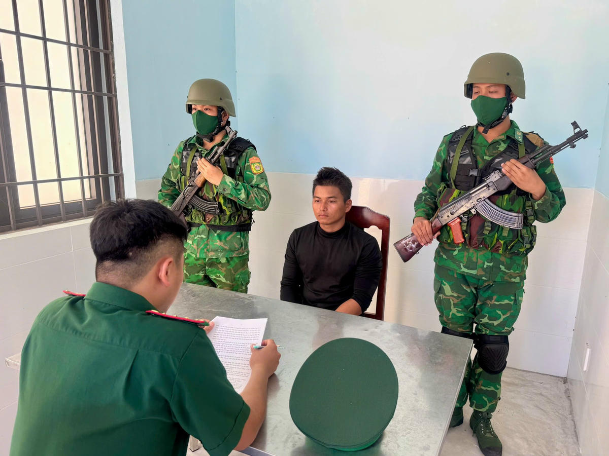 Cán bộ Đồn Biên phòng Hòa Hiệp Nam lấy lời khai đối tượng. Ảnh: TD.
