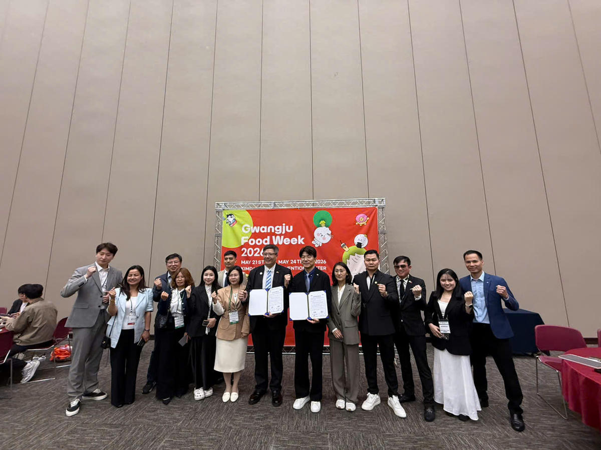 Đại diện Hiệp hội VKBIA và đại diện Cục du lịch Gwangju cùng thể hiện quyết tâm thúc đẩy hợp tác vì sự phát triển chung của Việt Nam- Hàn Quốc