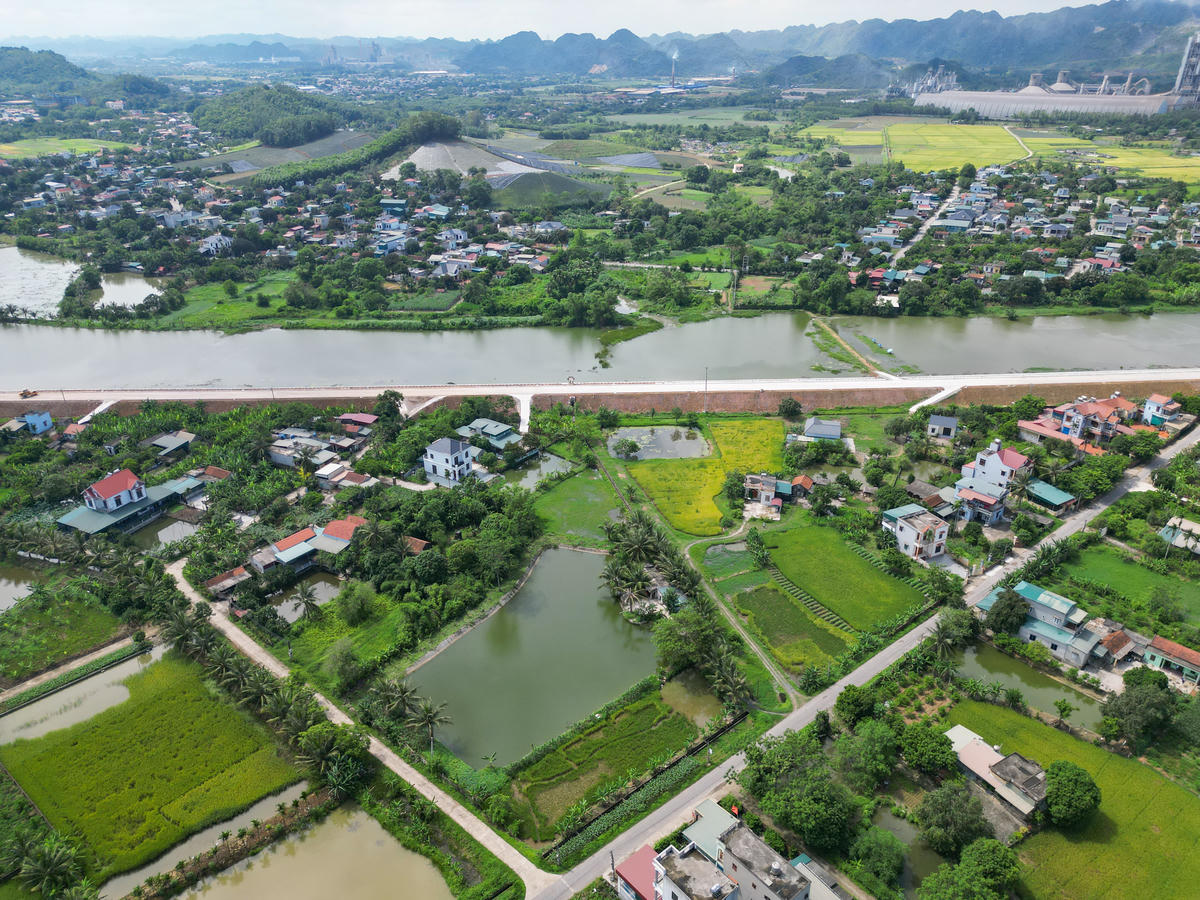 Dự án được kỳ vọng góp phần bảo đảm an toàn tính mạng, tài sản của nhân dân và hệ thống hạ tầng trên tuyến đê; từng bước hoàn thiện hạ tầng kỹ thuật đô thị, bảo đảm giao thông thuận lợi, tạo động lực phát triển kinh tế - xã hội cho khu vực Bỉm Sơn cũng như vùng phụ cận. Ảnh: Đình Minh