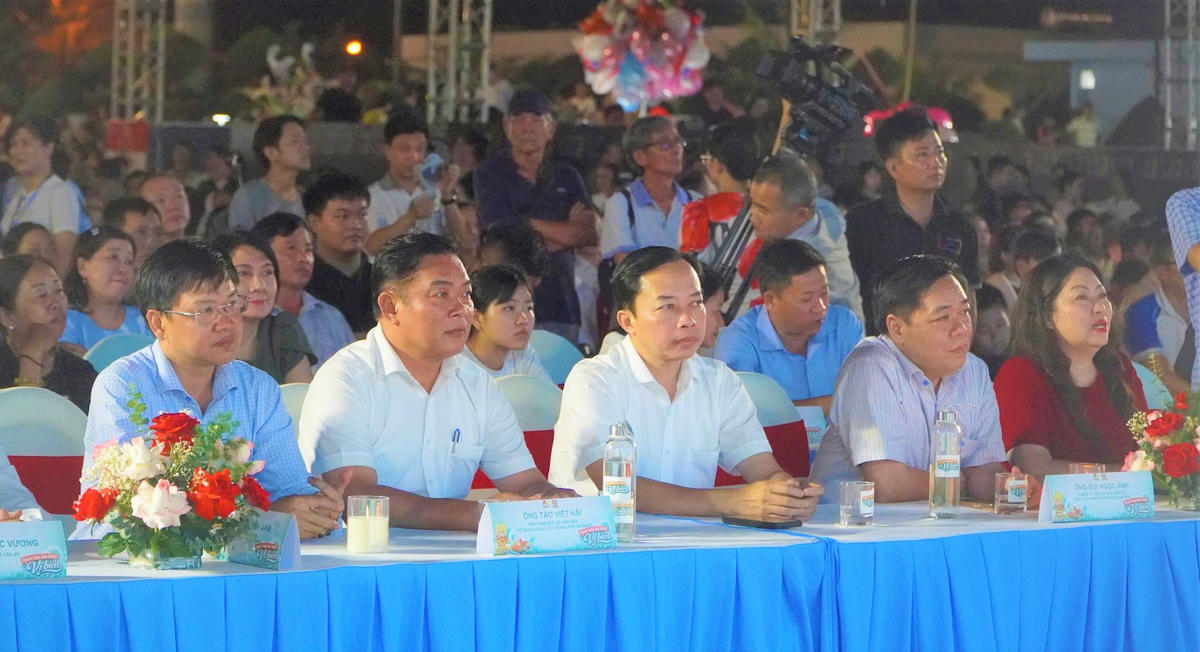 Các đại biểu tham dự&nbsp;Ngày hội Ẩm thực “Vị Biển”. Ảnh: NT.