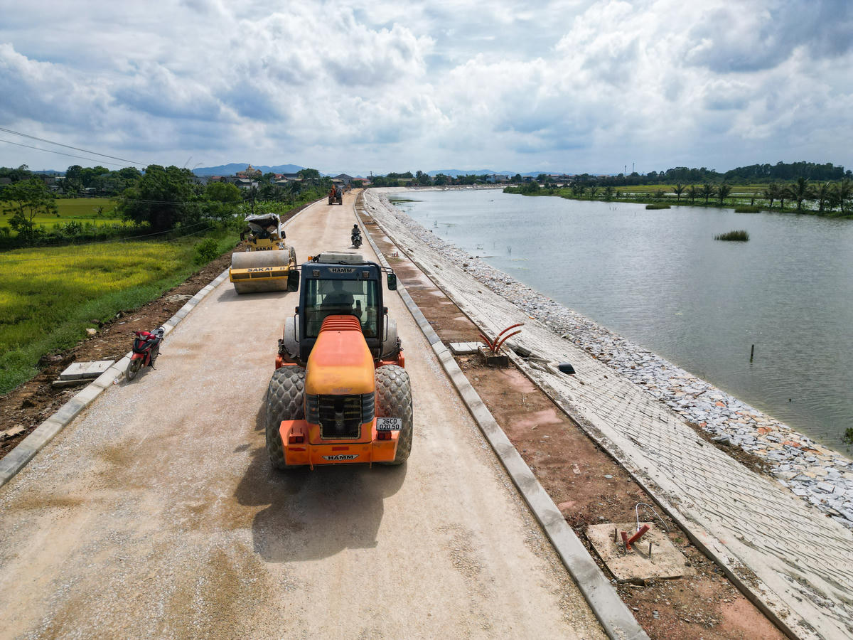 Ông Nguyễn Văn Tuấn, Phó Giám đốc Công ty TNHH Hoàng Tuấn cho biết: Các nhà thầu đang huy động tối đa nhân lực, vật lực, quyết tâm đưa công trình vào sử dụng trước ngày 30/6. Ảnh: Đình Minh