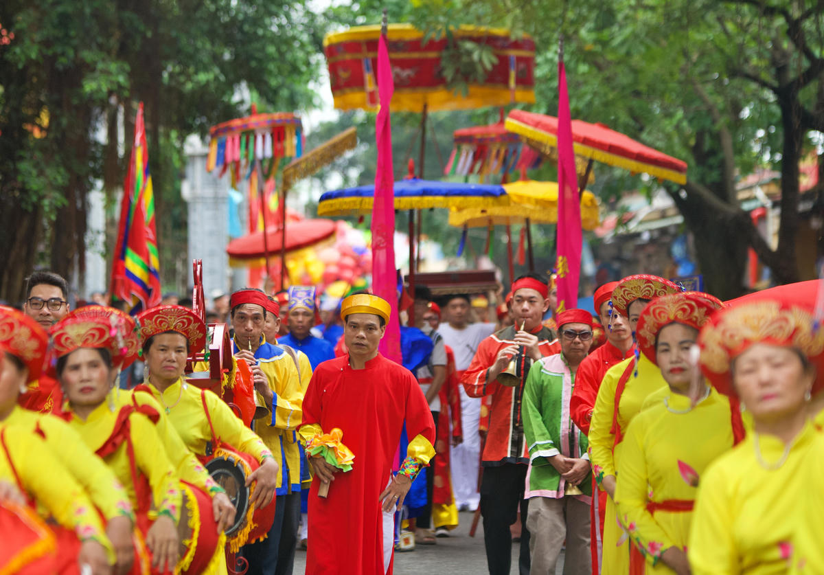 Đoàn rước trang nghiêm, rực rỡ sắc màu.