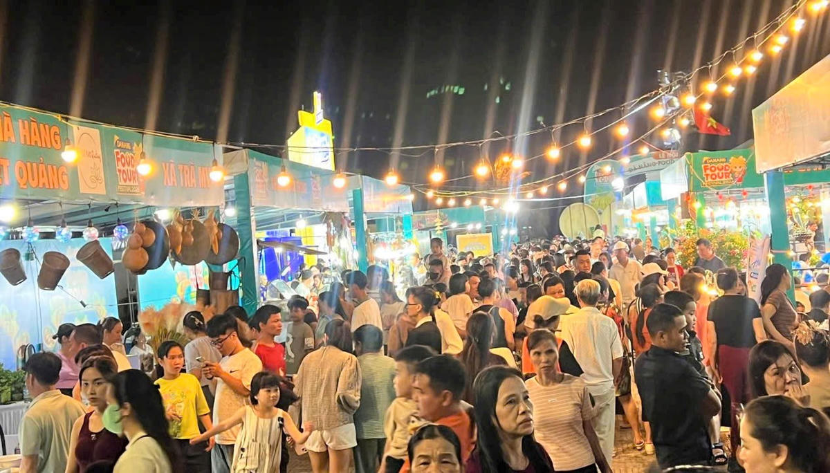 Rất đông người dân tham dự Ngày hội ẩm thực “Vị Biển”. Ảnh: NT.