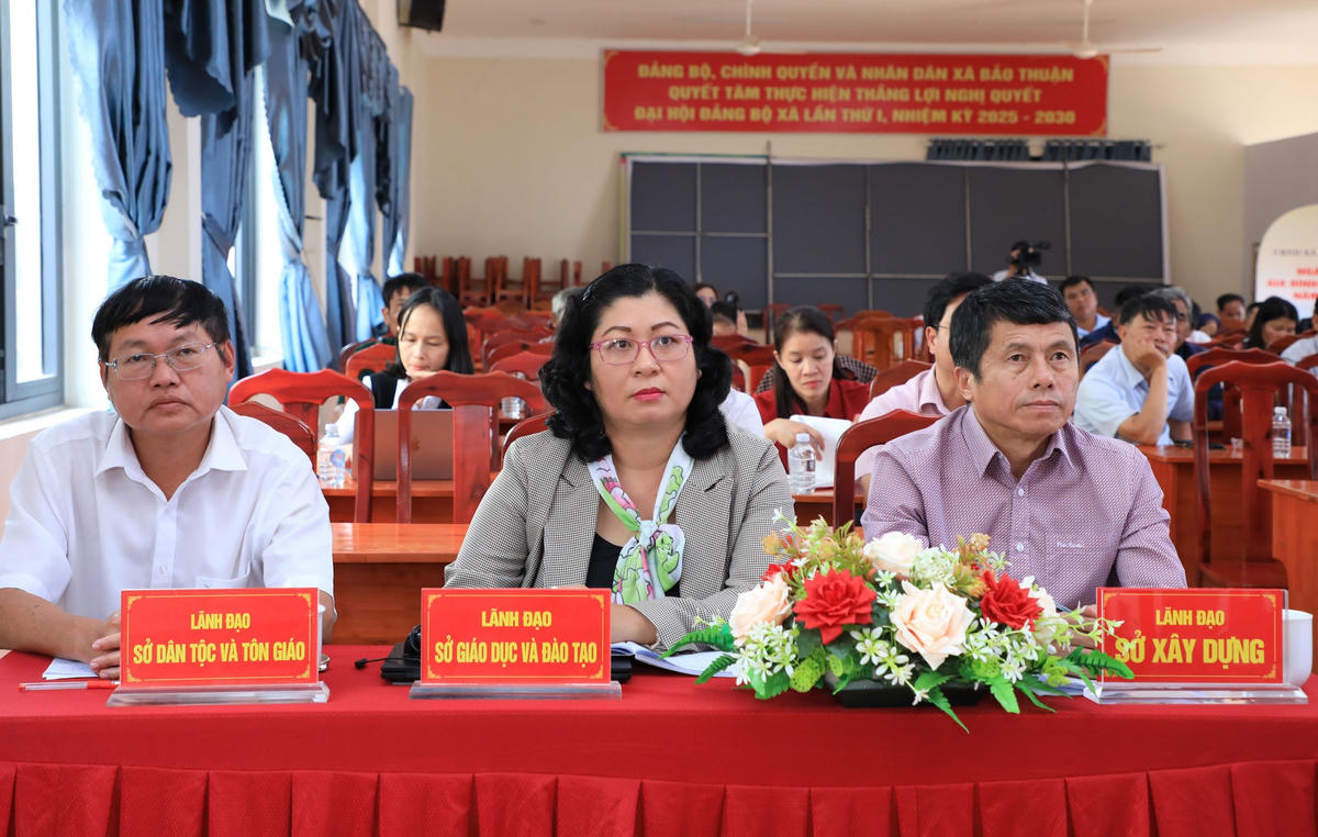 Lãnh đạo các sở, ngành tỉnh Lâm Đồng dự hội nghị tiếp xúc cử tri tại xã Bảo Thuận.