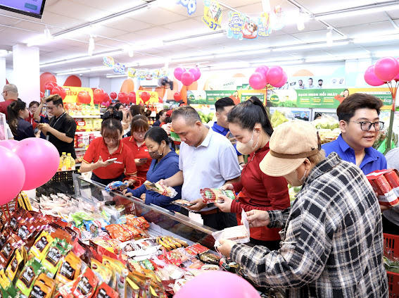 Tấp nập khách mua sắm tại cửa hàng WinMart+.