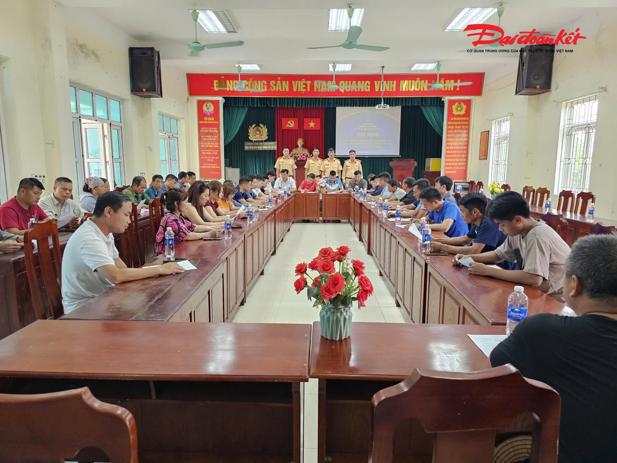 Cũng trong sáng cùng ngày, Đội CSGT đường bộ số 10 tổ chức hội nghị tuyên truyền pháp luật về trật tự, an toàn giao thông đối với các doanh nghiệp và lái xe vận tải trên địa bàn quản lý. 