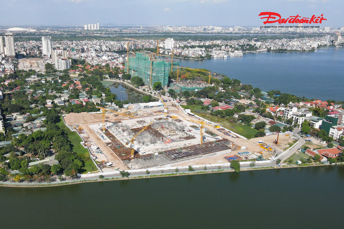 Ghi nhận tại công trường vào cuối tháng 5/2026 cho thấy không khí thi công diễn ra khẩn trương với hàng trăm kỹ sư, công nhân cùng nhiều máy móc, thiết bị hoạt động liên tục. Các tổ đội được chia thành nhiều mũi thi công, triển khai đồng thời các hạng mục nền móng, tầng hầm và kết cấu chịu lực, từng bước định hình diện mạo công trình văn hóa quy mô lớn bên Hồ Tây.