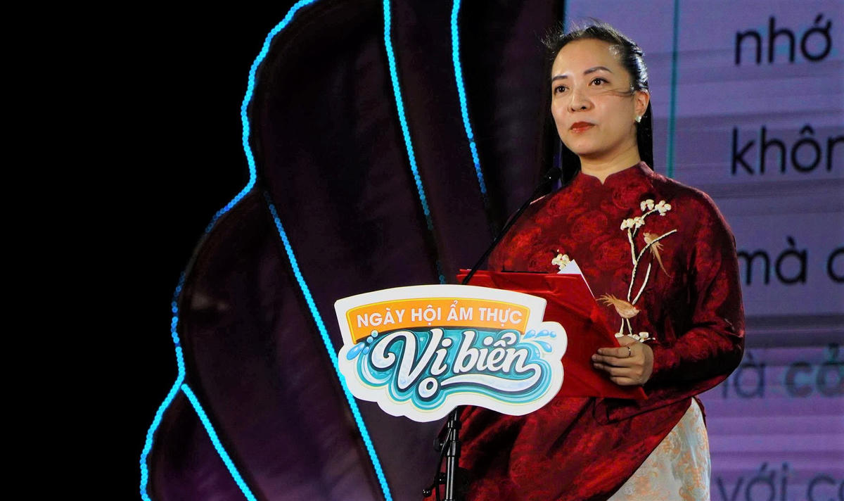 Bà Nguyễn Thị Hoài An, Phó Giám đốc Sở Văn hóa, Thể thao và Du lịch TP Đà Nẵng phát biểu khai mạc ngày hội ẩm thực "Vị Biển". Ảnh: CĐ.