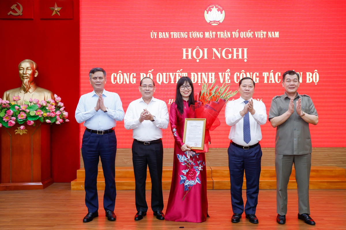 Đại diện Ban Thường trực UBTƯ MTTQ Việt Nam tặng hoa chúc mừng bà Mai Phương Thảo. Ảnh: Quang Vinh.