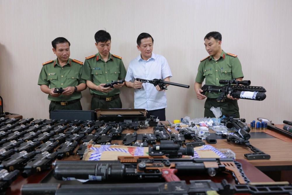 Thượng tá Nguyễn Quốc Hùng, Phó Giám đốc Công an tỉnh Hà Tĩnh (áo trắng) trực tiếp chỉ đạo điều tra, kiểm tra tang vật thu giữ từ vụ án. Ảnh: CAHT