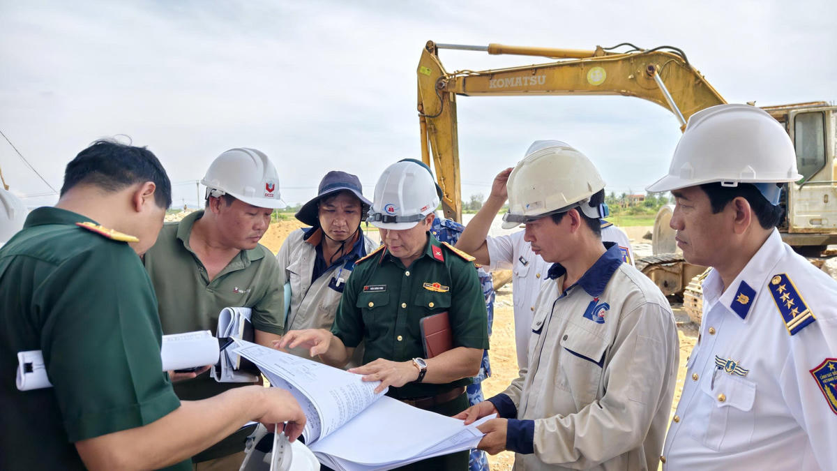 Đại diện các nhà thầu báo cáo với Đoàn công tác về phương án thi công và công tác bảo đảm an toàn lao động của dự án. Ảnh: CBS 2.
