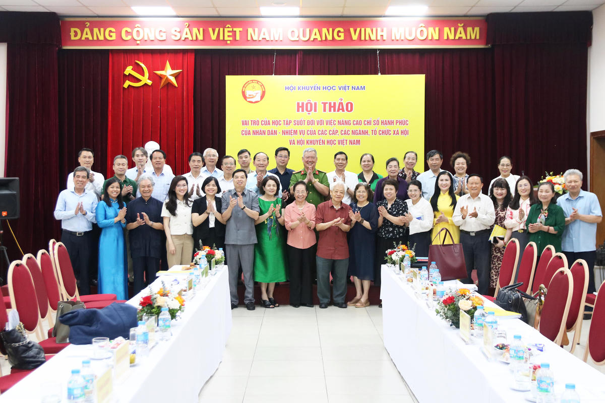 Các đại biểu chụp ảnh lưu niệm tại Hội thảo.