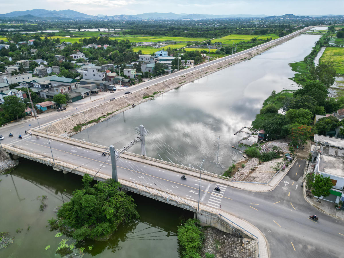 Dự án có tổng mức đầu tư hơn 268,63 tỷ đồng, thời gian thực hiện từ 2022-2025. Trong đó, tuyến đê Tam Điệp được nâng cấp, mở rộng với chiều dài hơn 7,58 km, xây dựng mới hệ thống kè bảo vệ mái phía sông dài hơn 5,73 km, cải tạo 7 cống qua đê và 43 dốc lên đê. Cùng với đó là xây dựng mới cầu Hà Lan dài 82,2 m, rộng 14,5 m, kết nối đồng bộ với hạ tầng giao thông trên tuyến. Ảnh: Đình Minh