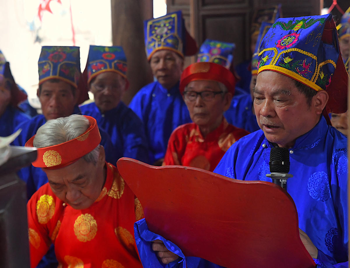 Chủ tế đọc chúc văn trước khi đoàn rước khởi hành từ nghè Keo về chùa Keo.