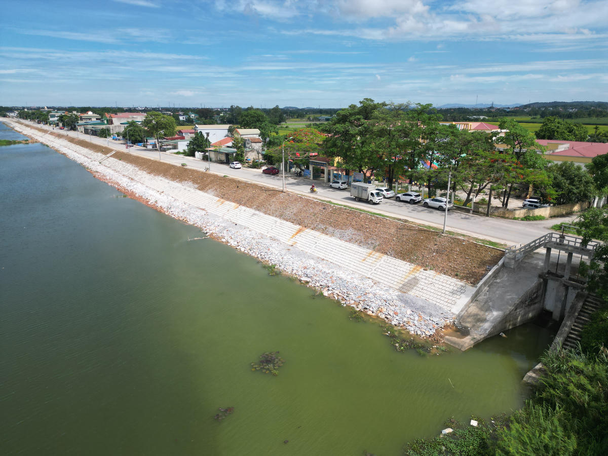 Do tiến độ thi công không đảm bảo, ngày 24/9/2025, ông Mai Xuân Liêm, Phó Chủ tịch UBND tỉnh đã ký QĐ số 3145/QĐ-UBND điều chỉnh dự án đê Tam Điệp và cầu Hà Lan, kéo dài thời gian thi công tới trước ngày 31/12/2026. Ảnh: Đình Minh