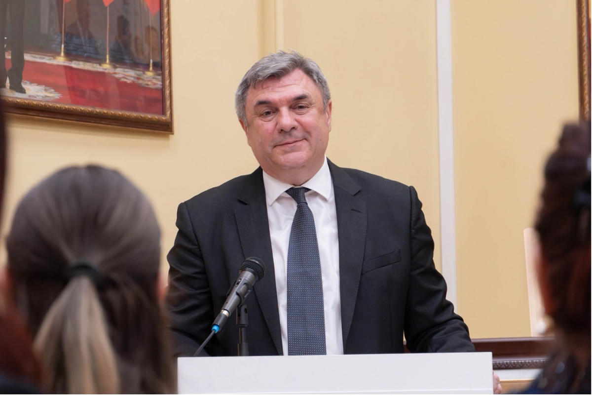 Phó Chủ tịch Uỷ ban Đối ngoại St. Petersburg Vyacheslav Kalganov phát biểu tại buổi lễ. Nguồn: ĐHSPQG Herzen