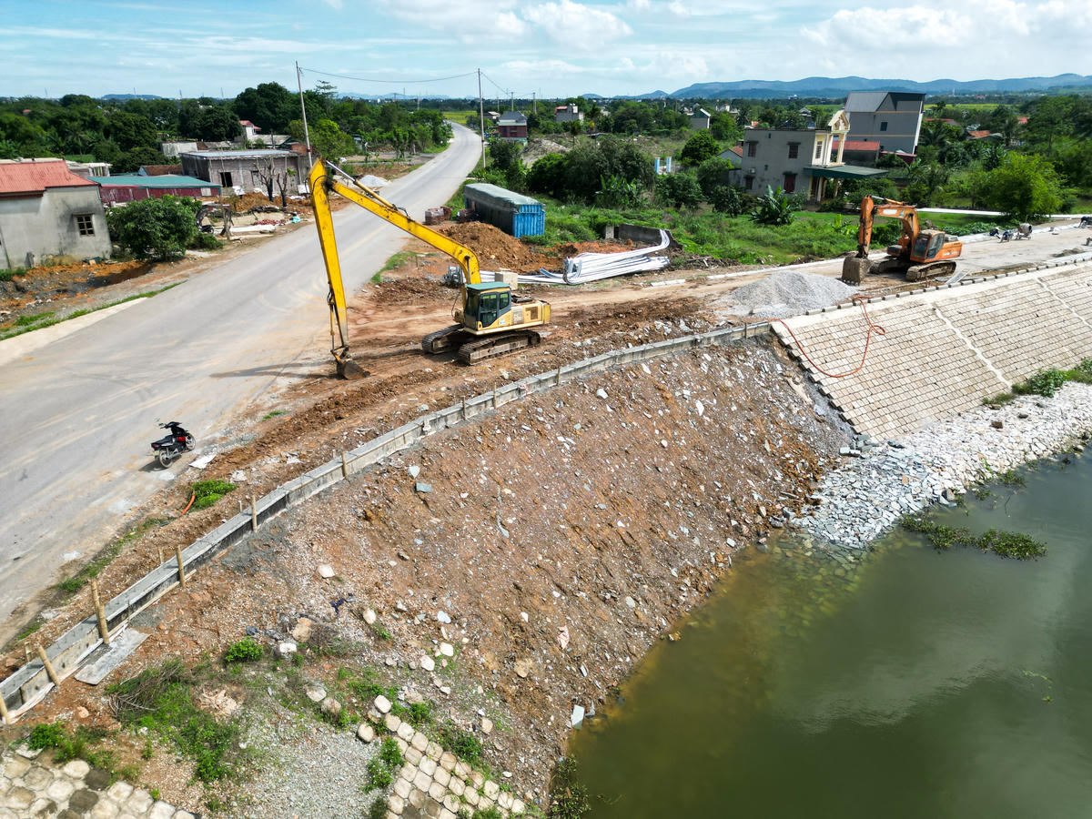 Các phương tiện thi công hoạt động liên tục nhằm đẩy nhanh tiến độ thi công hạng mục kè mái đê, mặt đê và hoàn thiện hạ tầng kỹ thuật. Ảnh: Đình Minh