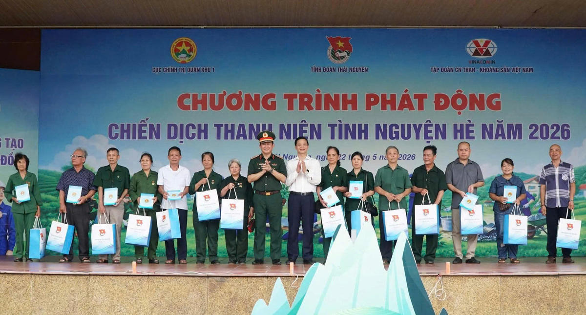 Lãnh đạo tỉnh Thái Nguyên và Quân khu 1 tặng quà cho người có hoàn cảnh khó khăn.