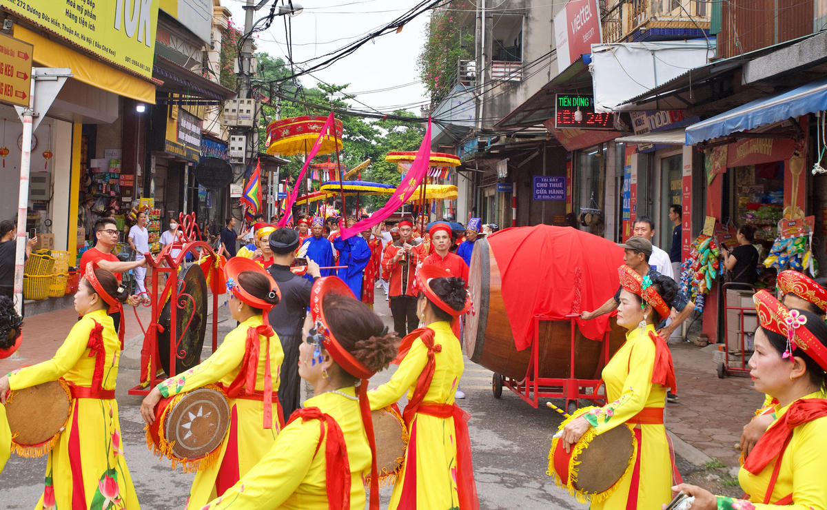 Đông đảo người dân và du khách thập phương về dự lễ hội làng Keo ở xã Thuận An. 