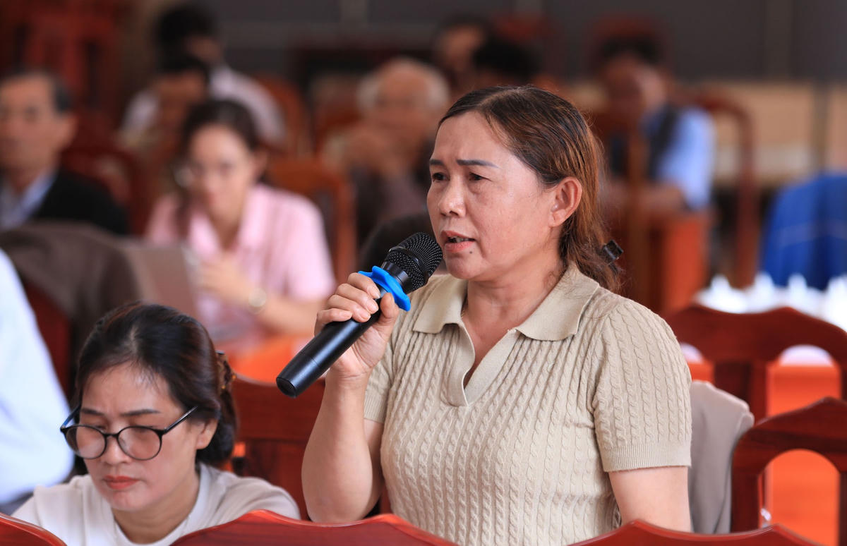 Cử tri xã Bảo Thuận kiến nghị tại buổi tiếp xúc cử tri.