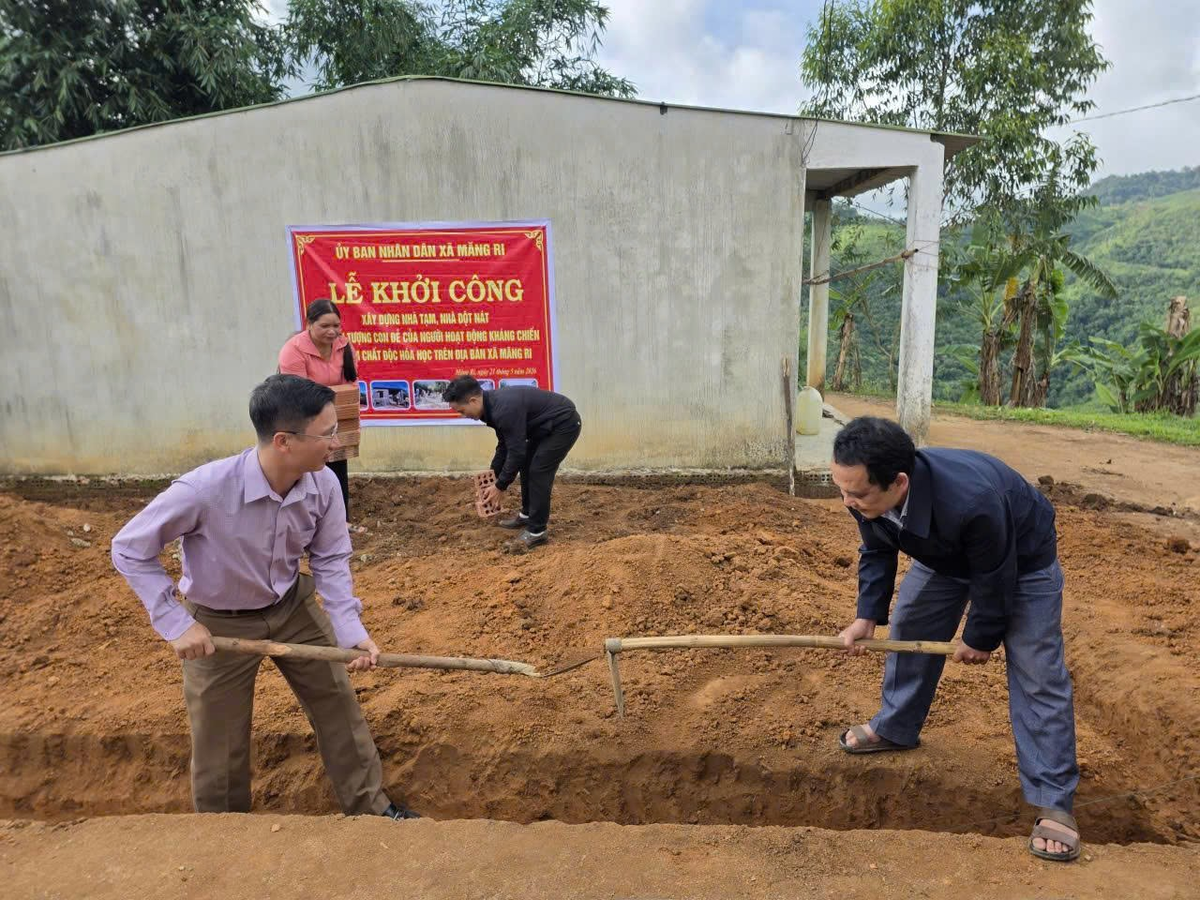 Chính quyền xã Măng Ri cùng người dân giúp xây nhà cho con nạn nhân chất độc da cam. Ảnh: Bá Tứ.